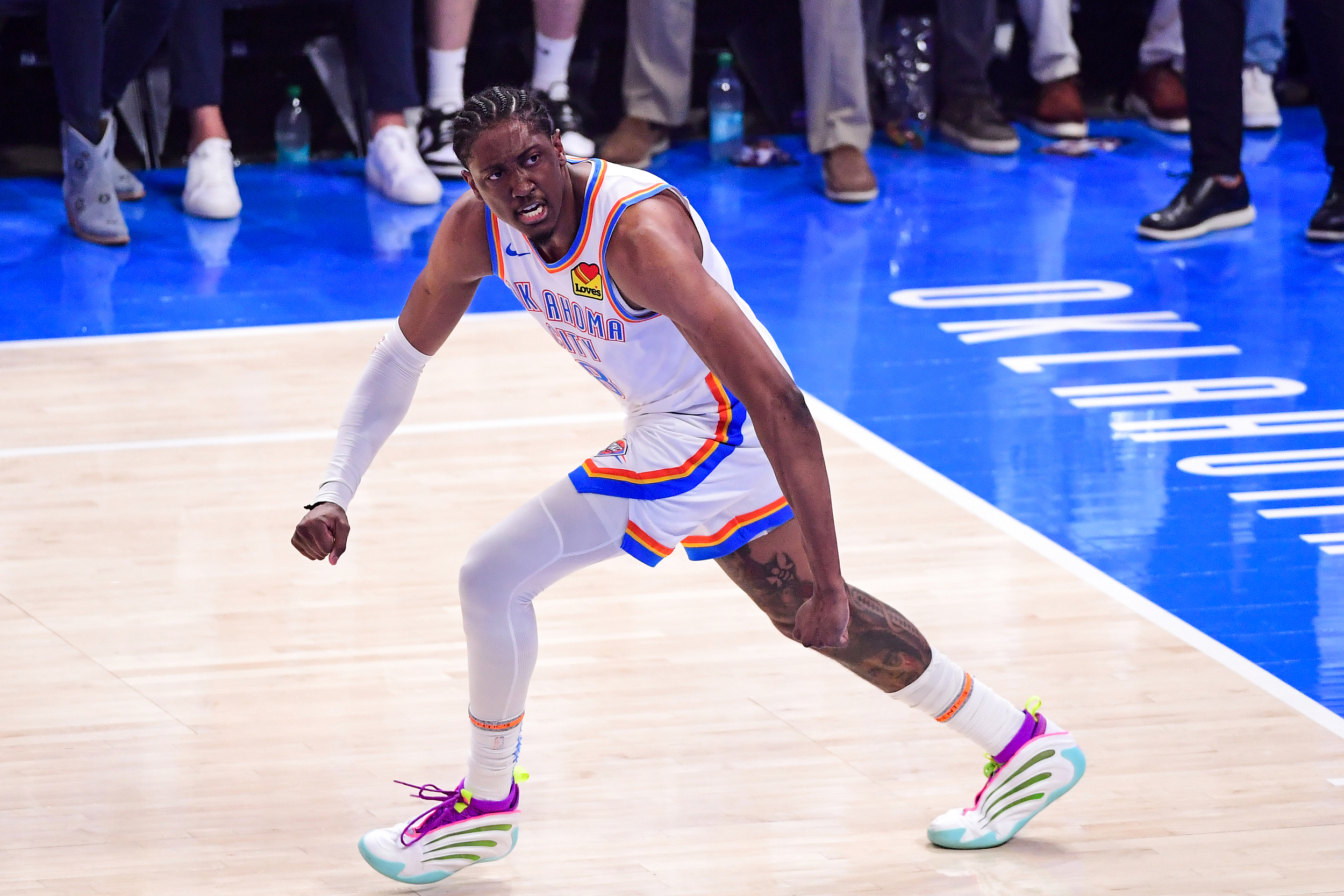 爱游戏-雷霆官方：杰威已接受右手手腕手术，12周后重新评估恢复情况