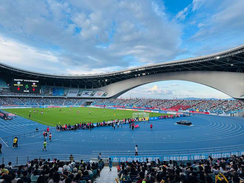 爱游戏体育-2.5万球迷“看球观海”，2025广东足球超级联赛正赛在广州南沙开赛