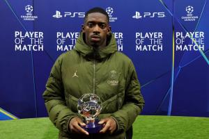 不嘻嘻，登贝莱赛后拒领欧冠单场最佳奖杯，留影表情严肃