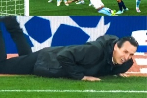 爱游戏-给急坏了！孔萨错失绝佳头球，埃梅里抱头直接趴地上了
