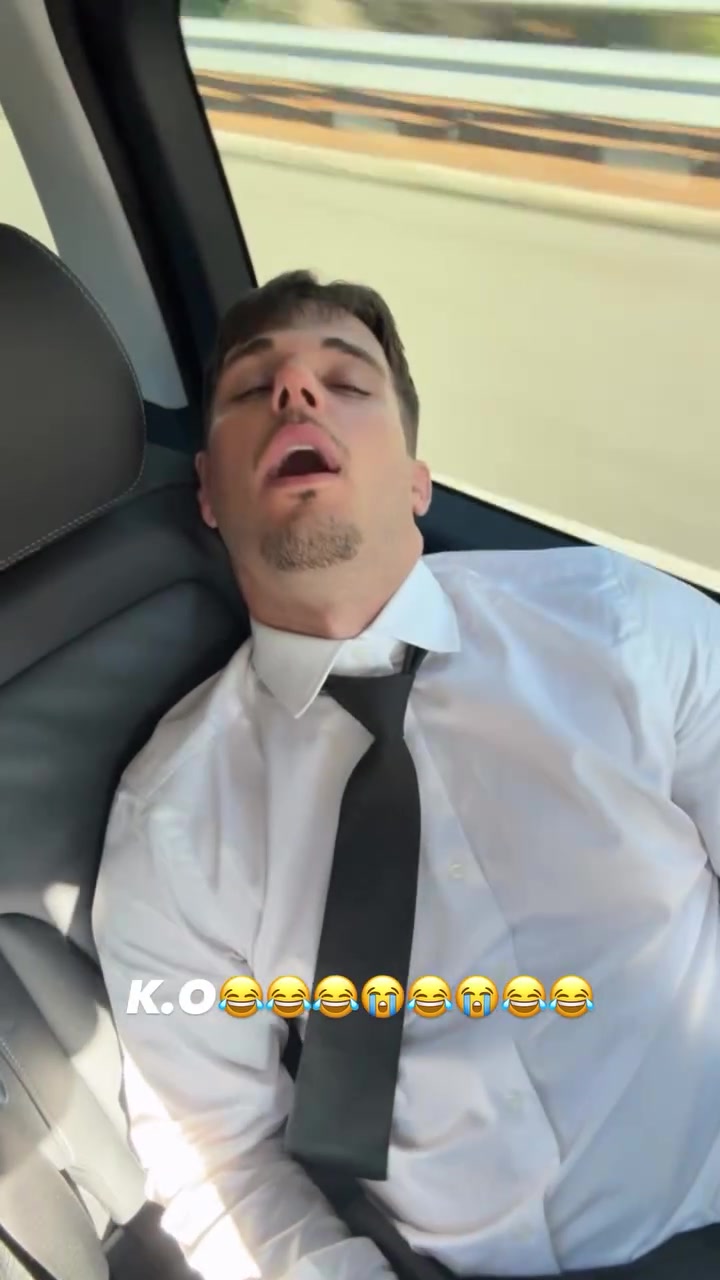 小孩哥精力旺盛😂亚马尔晒视频：自己神采奕奕，朋友睡成表情包