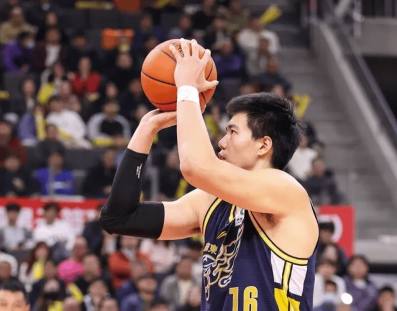 焦泊乔全场8中6得到14分10篮板1助攻，其中7个前场板