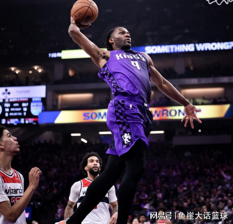 爱游戏APP-完胜！威少26分+6三分，小萨13+6湖人旧将爆发，德罗赞两人起冲突